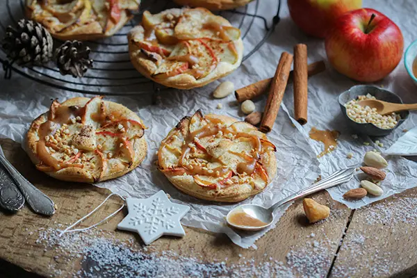 Vegane Marzipan-Apfelküchlein mit Dattelkaramell