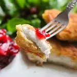 Knusprig gebackener Cashew-Mozzarella mit Cranberry-Apfel-Chutney