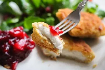 Knusprig gebackener Cashew-Mozzarella mit Cranberry-Apfel-Chutney
