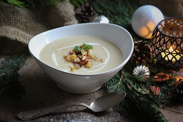 Pastinaken-Birnen-Suppe mit Pekanüssen & Zimt