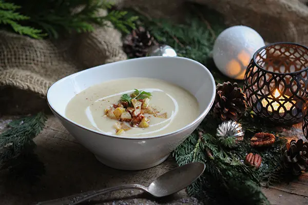 Vegane Pastinaken-Birnen-Suppe mit Pekanüssen und Zimt