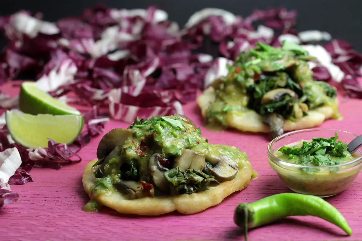 Frittierte Maistortillas mit Spinat & Champignons
