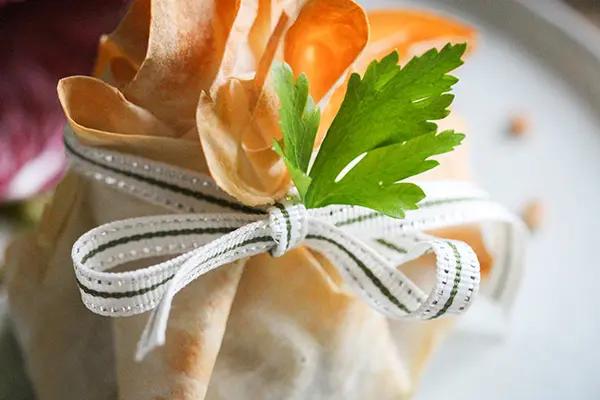 Veganes, verziertes Yufka-Teig-Päckchen