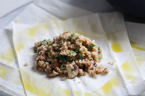 Veganes Yufka-Teig-Päckchen füllen