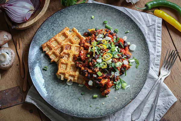 Gewaffelter Tofu mit Bohnen-Chili und Frühlingszwiebeln