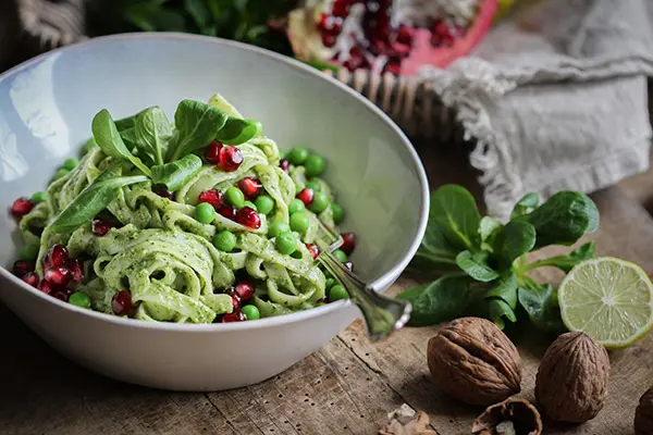 Vegane Pasta mit Feldsalat-Pesto