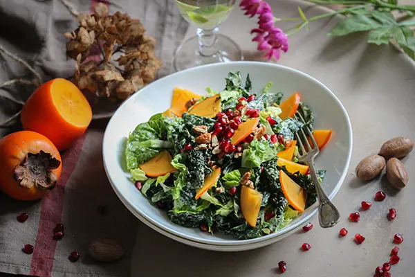 Veganer Powersalat mit Kaki, Granatapfelkernen & Pekannüssen