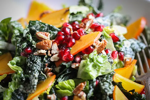 Veganer Powersalat mit Kaki, Granatapfelkernen und Pekannüssen