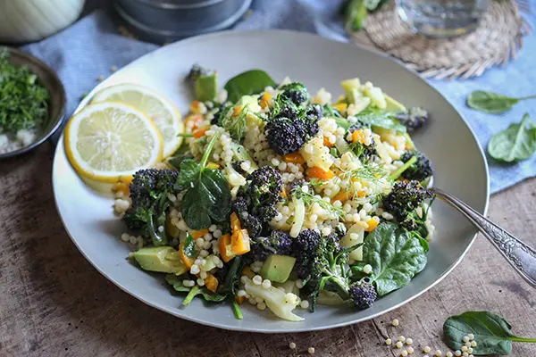 Veganer Perlcouscous mit Fenchel und Winterbrokkoli