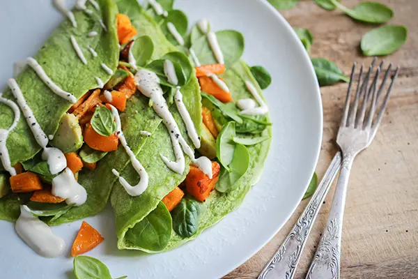 Traumhaft fluffige, vegane Spinatpfannkuchen mit Kürbis-Avocado-Füllung