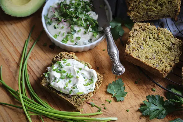 Avocadobrot mit Kräuterfrischcrème