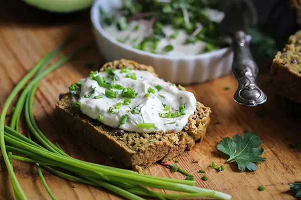 Avocado-Nussbrot mit Kräuterfrischcrème