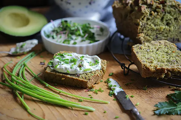 Avocado-Nussbrot mit Kräutercrème
