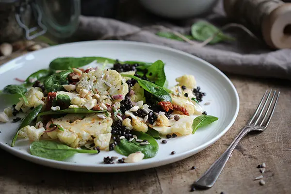 Blumenkohl-Belugalinsen-Salat mit Mandeln