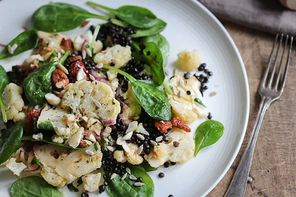 Blumenkohl-Belugalinsen-Salat