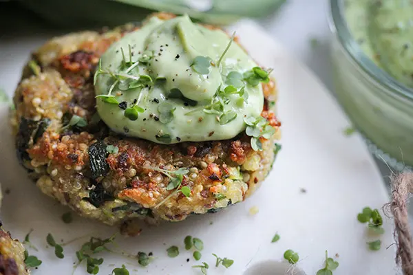 Quinoa-Bärlauch-Buletten mit Avocado-Dipp