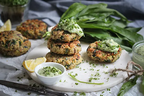 Quinoa-Bulette mit Bärlauch & Dipp