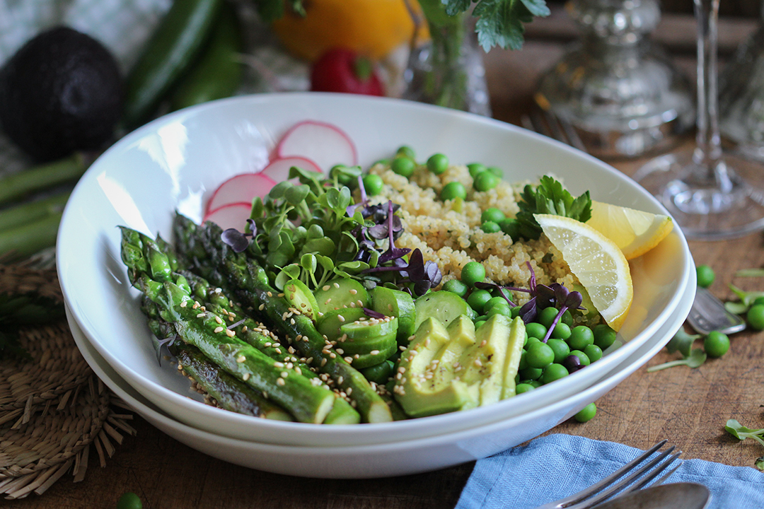 Vegane Quinoa-Spargel-Bowl mit Avocado, Gurke und radieschen. Schnelles, leckeres Spargelgericht.