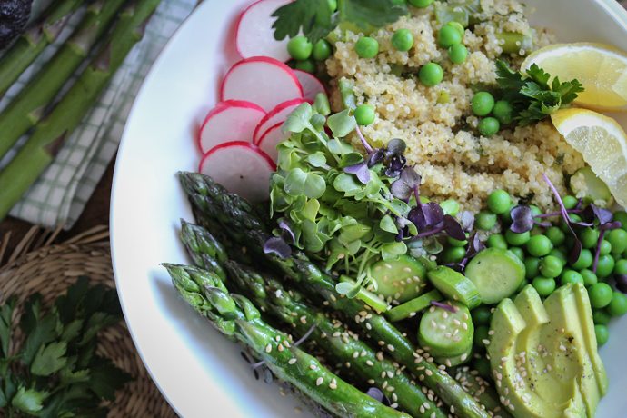 Quinoa-Spargel-Bowl mit Avocado. Grüner spargel besonders gesund und proteinreich zubereitet. Veganes spargelrezept schnell und einfach.