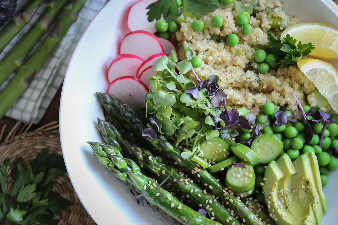 Quinoa-Spargel-Bowl mit Avocado. Grüner spargel besonders gesund und proteinreich zubereitet. Veganes spargelrezept schnell und einfach.