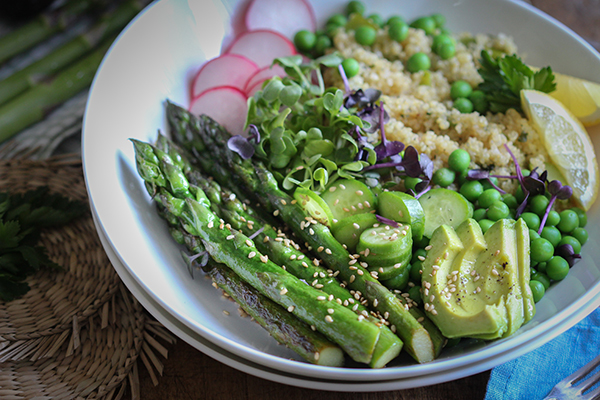 Quinoa-Bowl mit grünem Spargel &amp; Avocado • veggies | vegan