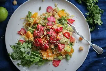 Aromatischer Zitrus-Graupensalat mit Rhabarber & Koriander