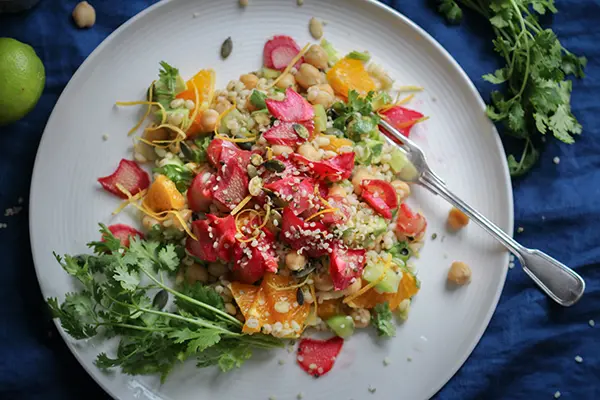 Aromatischer Zitrus-Graupensalat mit Rhabarber & Koriander