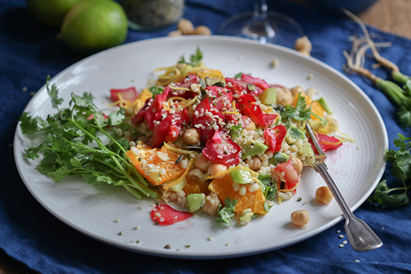 Zitrus-Graupen-Salat mit Rhabarber und Koriander