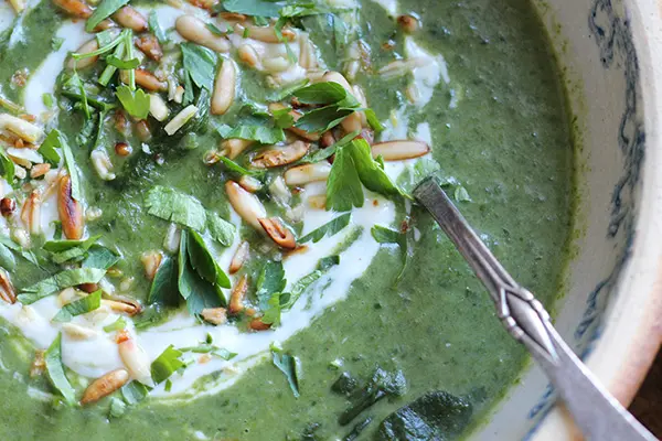 Spinatsuppe mit Kokosmilch und Joghurt-Tahini-Topping