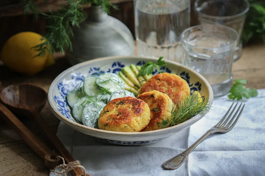 Vegane Kartoffel-Couscous-Taler mit Gurkensalat