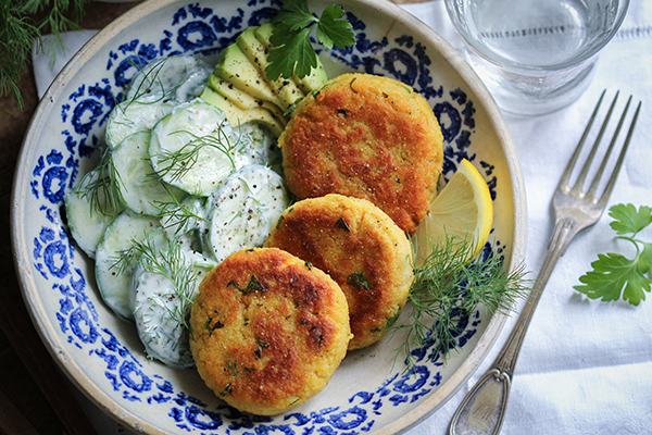 Kartoffel-Couscous-Taler mit veganem Gurkensalat