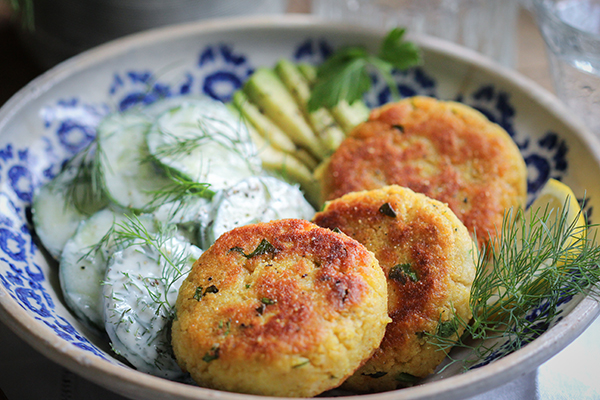 Köstliche vegane Kartoffel-Couscous-Taler mit Gurken-Dill-Salat