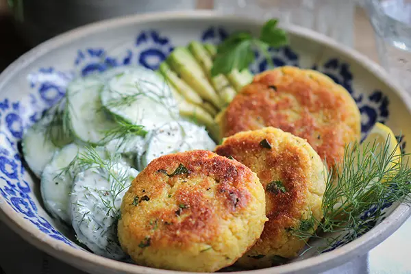 Kartoffel-Couscous-Taler mit Gurkensalat & Dill