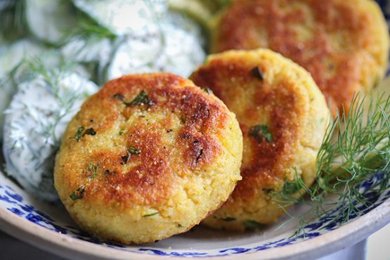 Kartoffel-Couscous-Taler mit Gurkensalat &amp; Dill • veggies | vegan