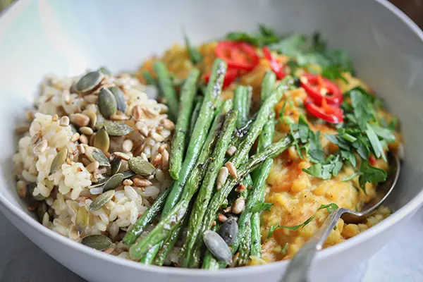 Veganes Kokos-Daal mit Naturreis & Bohnen