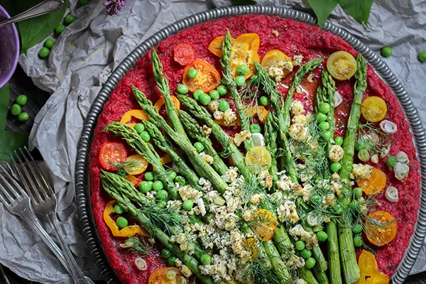 Rote bete-Polentatarte mit grünem Spargel & Dill