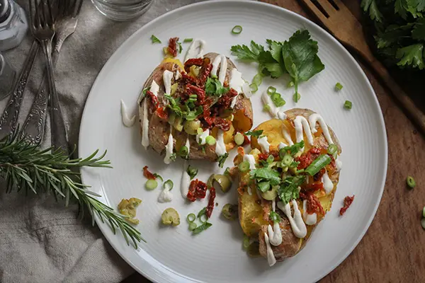 Mediterrane Ofen-Quetschkartoffeln mit veganer Cashew-Aioli