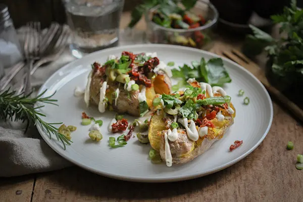 Mediterrane Ofen-Quetschkartoffeln mit Cashew-Aioli