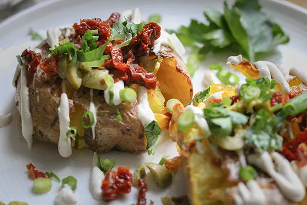 Mediterrane Ofen-Quetschkartoffeln mit veganer Aioli
