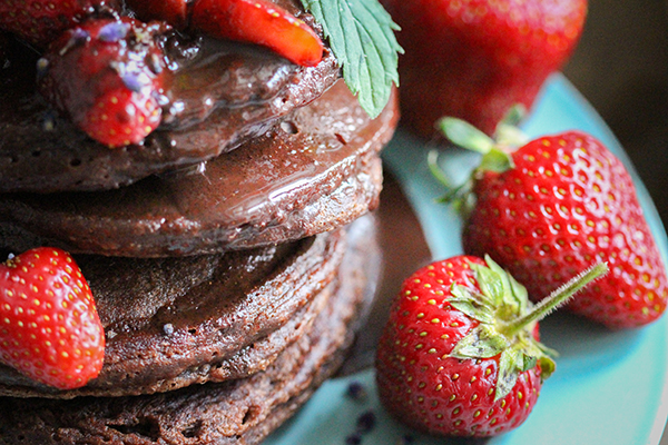Glutenfreie, vegane Schoko-Pancakes mit Erdbeeren und Schokoglasur