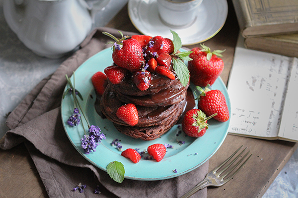 Vegane glutenfreie Schoko-Pancakes mit Erdbeeren