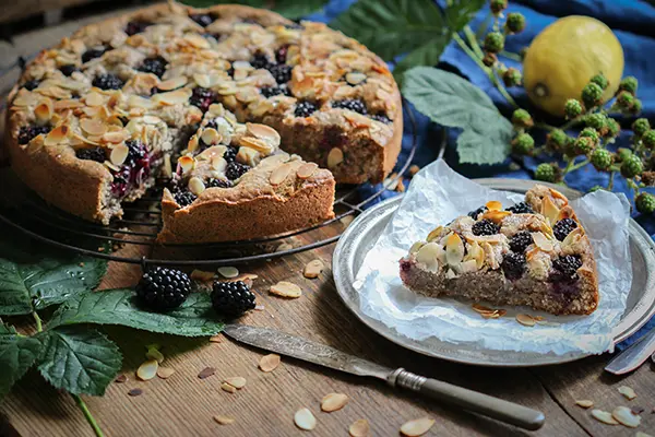 Veganer Mandelkuchen mit Brombeeren und Mohn