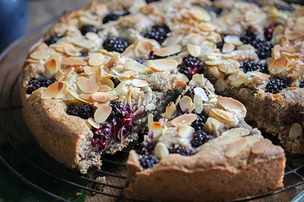 Veganer Mandelkuchen mit Brombeeren & Mohn