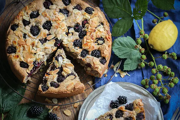 Veganer fluffiger Mandelkuchen mit Brombeeren & Mohn