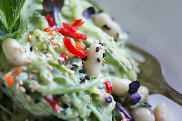 Erfrischende Gurkenpasta mit Avocado-MInz-Soße und Cannellini