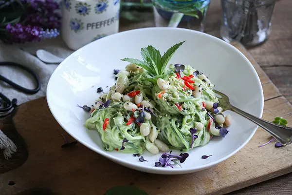 Köstlich-frische Gurkenpasta mit Avocado-Minzsoße und Bohnen