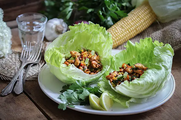 Knackige Salat-Tacos mit Bohnenmus und Mais-Tempeh-Füllung