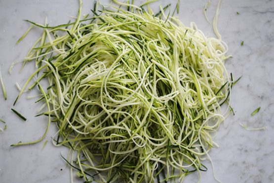 &amp;quot;Zoodle&amp;quot; - eine herrliche Zucchininudeln-Sommerquiche mit viel frischem ...