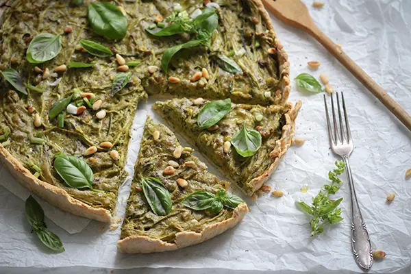 Vegane zitronige Zucchini-Sommerquiche