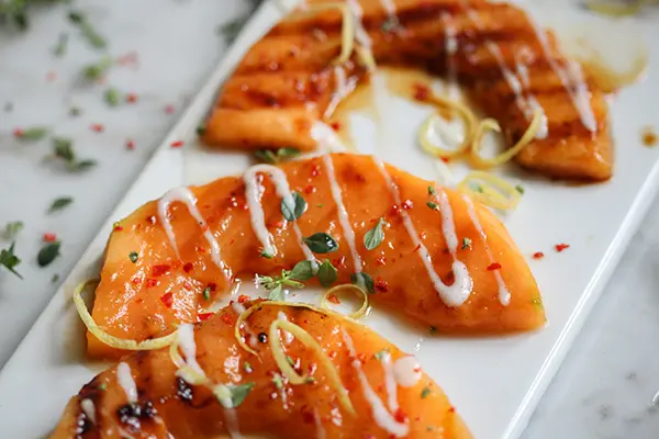 Gebratene Cantaloupe-Melone mit Zitronen-Thymian-Soße und Chili